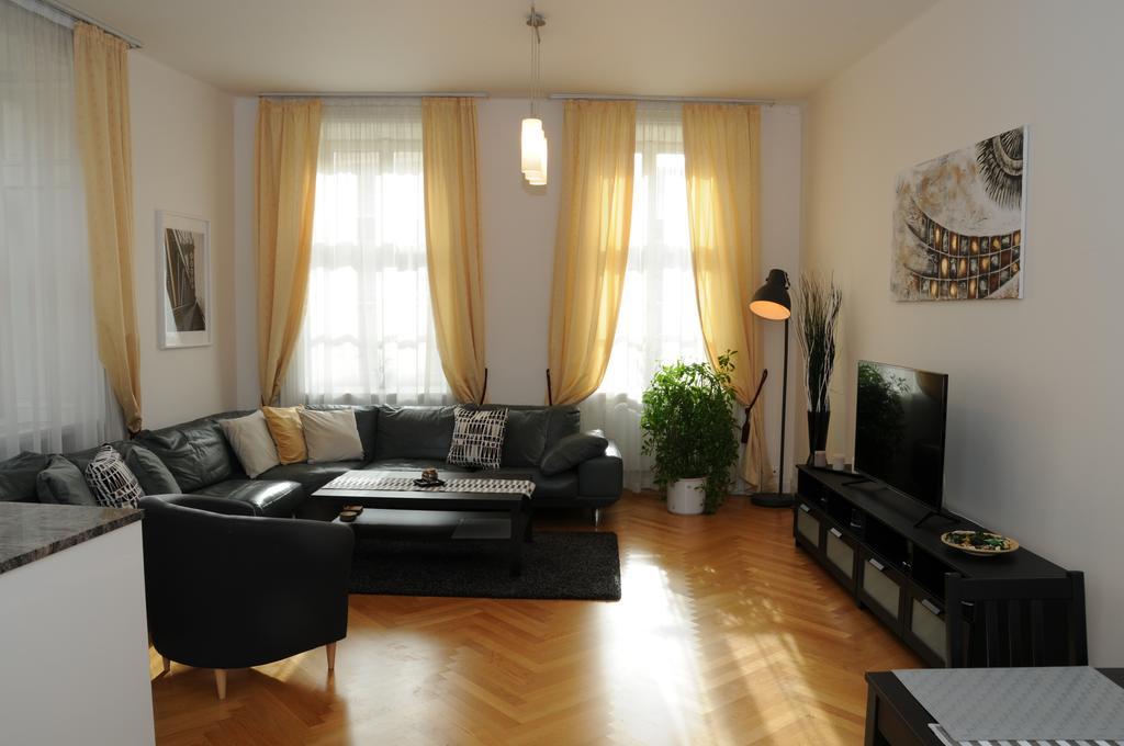 Royal Road Apartment Praag Buitenkant foto